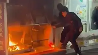 男子接老婆下班路上顺手灭了一场火