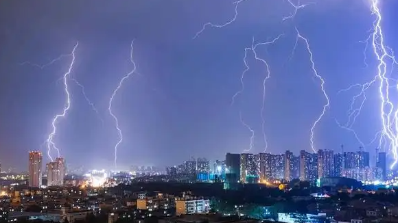  西安雷雨交加出現(xiàn)超大閃電