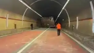  大挂车巨型圆罐掉落致拥堵近8小时