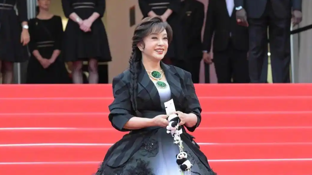  74岁刘晓庆戛纳红毯状态