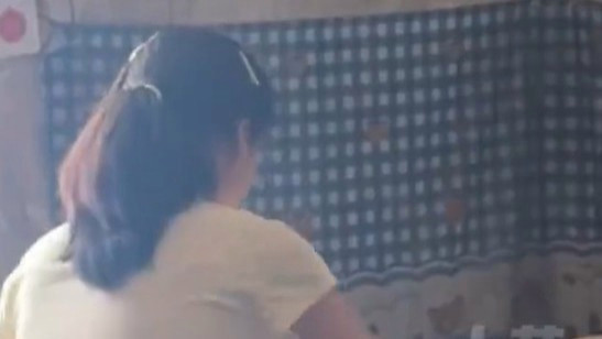 女孩放弃工作照顾瘫痪妈妈脑瘫哥哥