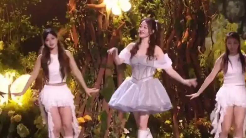  李小冉王濛唐艺昕三公小考再合体