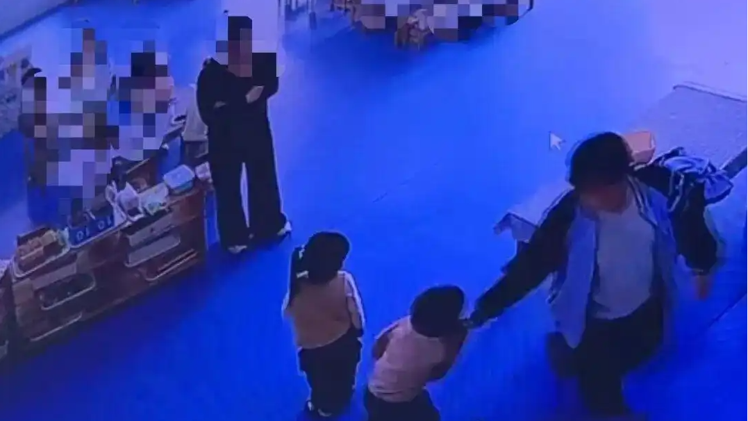  捏孩子耳朵拖拽 幼师被采取强制措施