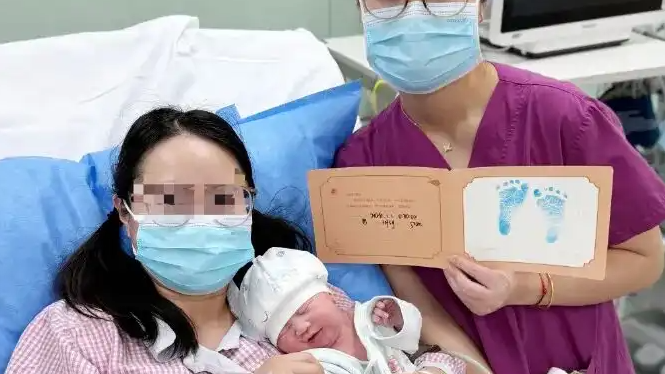 父母回应元旦宝宝卡0点00分出生