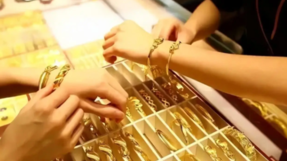 男子结婚17年逢年过节就买黄金宠妻