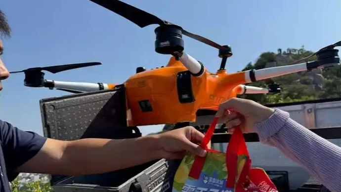 无人机送外卖 景区“空降”奶茶