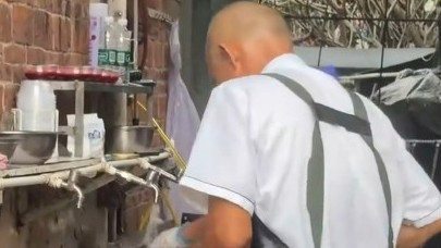 莫氏鸡煲食客拆台：鸡是带毛冷冻的吗