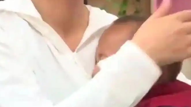 小男孩认错妈妈扑路人怀里嚎啕大哭