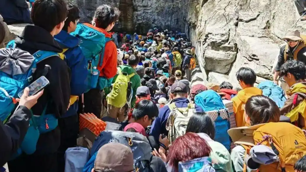 徒步大军堵死南太行：2小时才走2公里