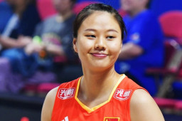 女排队长鼓励队员：光脚的不怕穿鞋的