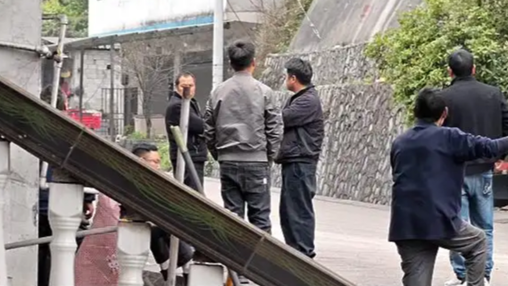 整座山都是空壳 村民“裂缝”求生