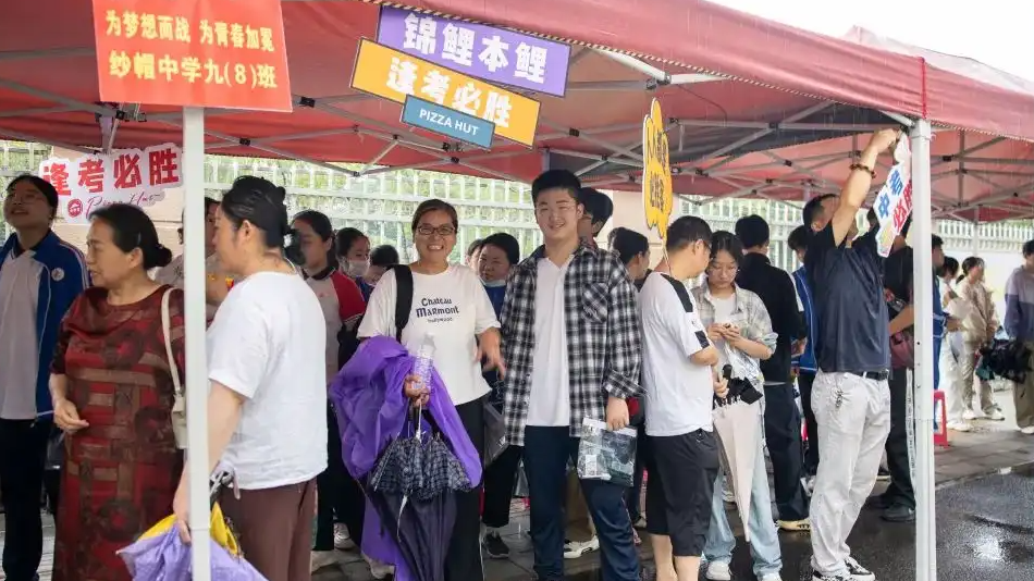  中考一考点外 这位父亲的包格外显眼