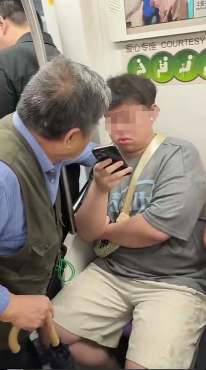  83岁老人地铁内拖拽小伙要求让座