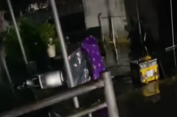 广东外卖员冒雨送餐跌入水中去世
