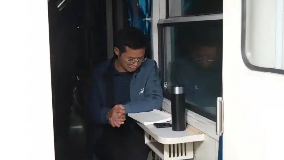 年入近50万律师挤20小时绿皮车看书