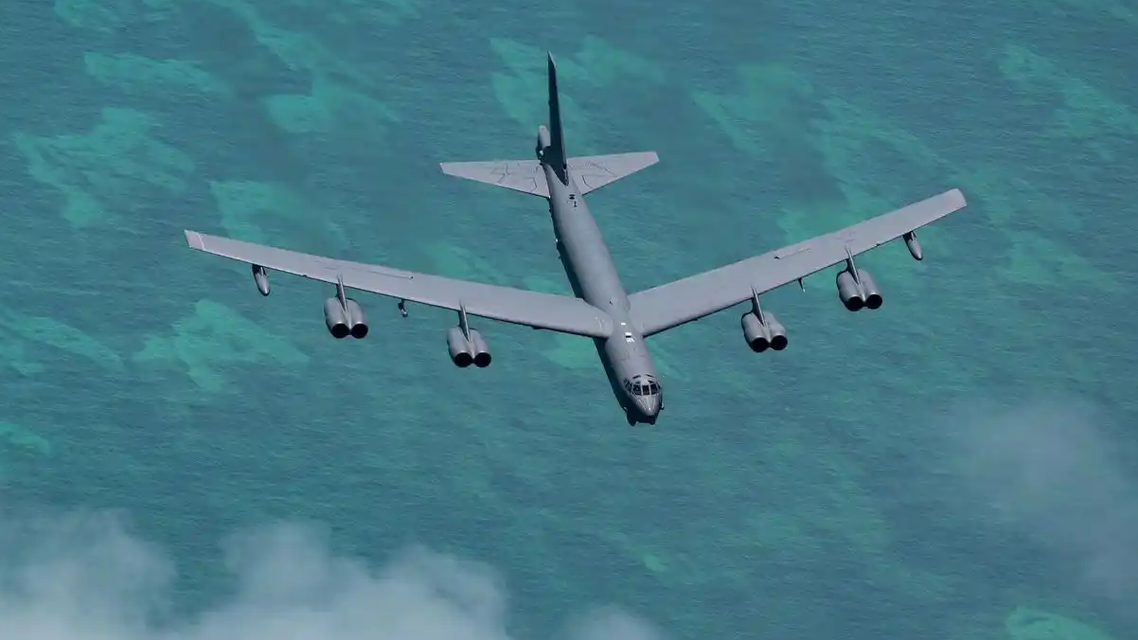 美军轰炸机在加勒比海进行攻击演习