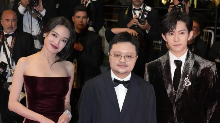  易烊千玺舒淇戛纳红毯同框亮相