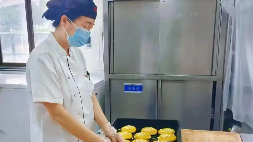 食堂阿姨成“美食博主”