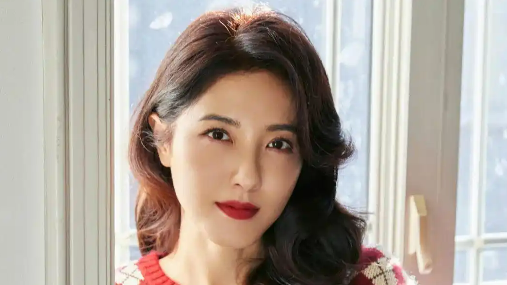  曾黎风波后现身 见到粉丝哽咽落泪