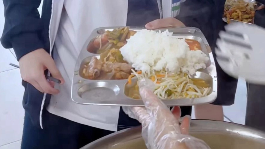  教师反映陪餐制度占用教师午休时间
