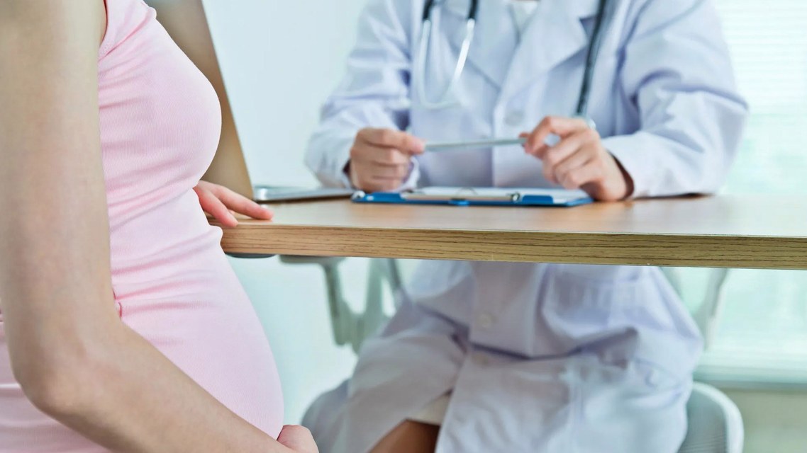  男医生给孕妻检查丈夫大闹 医院回应