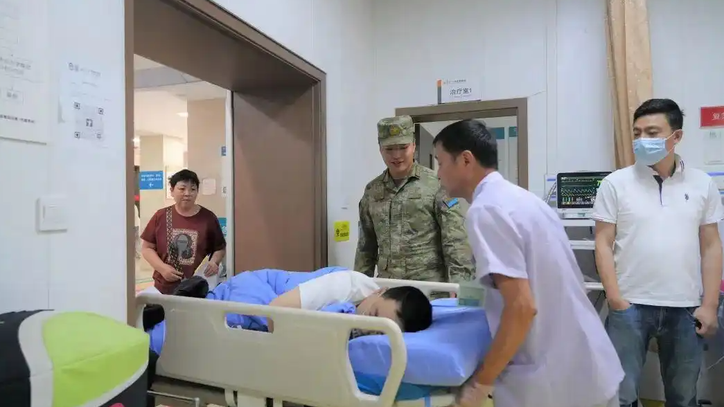  “爬都要爬过来 我知道他们会救我”