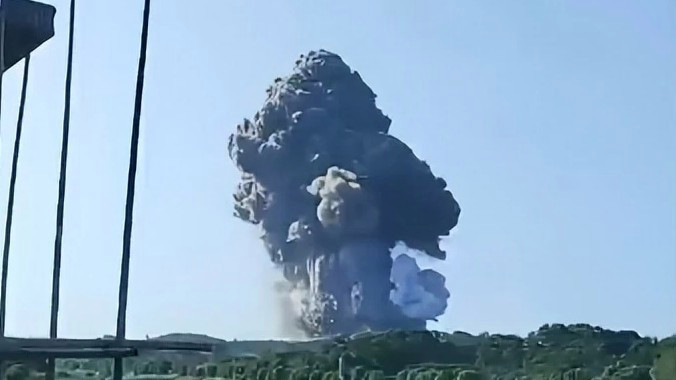  湖南一花炮厂爆炸 现场升起蘑菇云