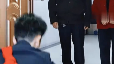 新郎将新娘送上车后返回跪拜岳父母