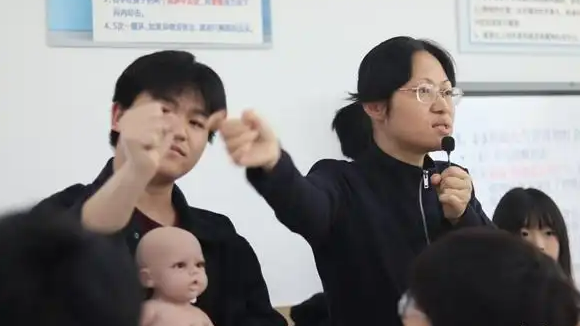  “带娃”还需要读个本科？