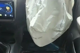   方向盘只剩一半的车上路 交警回应 缩略图