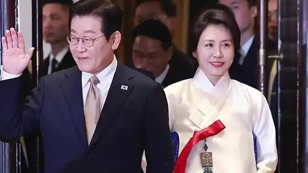 李在明夫人在京穿韩服亮相侨界晚宴