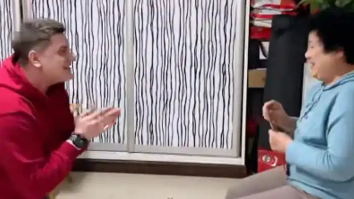 俄罗斯女婿给山东丈母娘磕头拜年