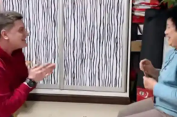   俄罗斯女婿给山东丈母娘磕头拜年 缩略图