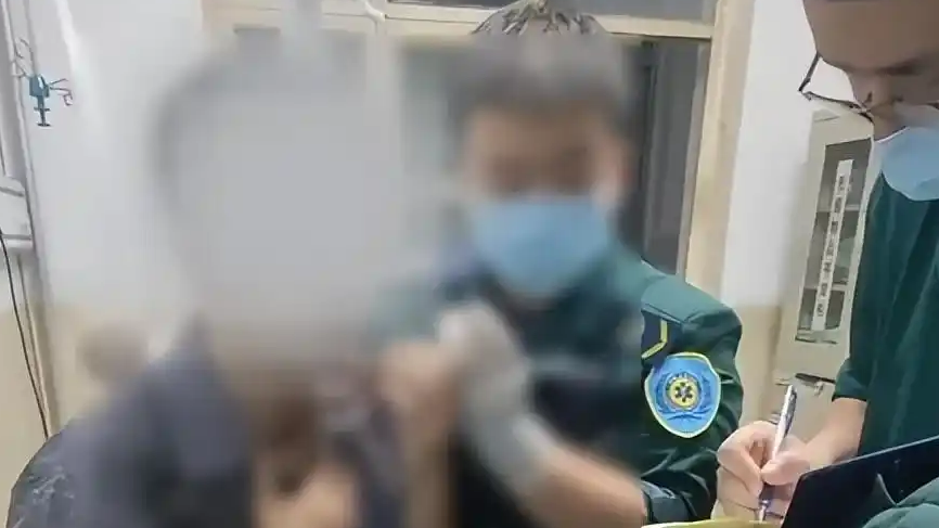  急救人员回应男子脖子被扎烧烤签