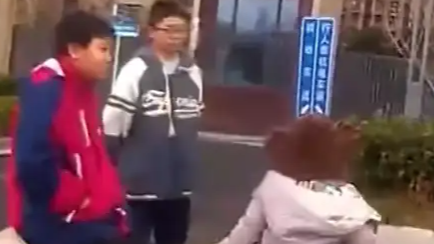 2名小孩哥背迷路幼童走3公里寻家人