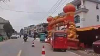 村民办白事酒席老外误当成饭店