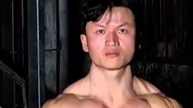 工地小伙用水泥自制器材坚持健身