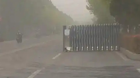 大风天气工厂大门被刮走