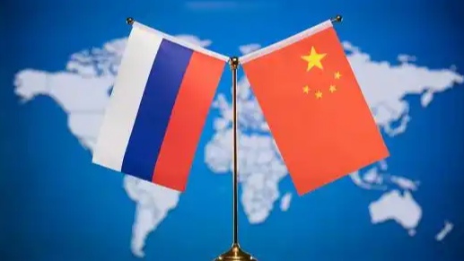 王毅与绍伊古会面 两人微笑握手