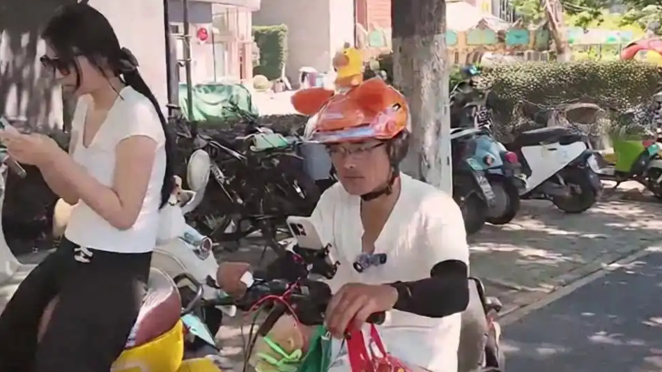 截瘫小伙坐轮椅送外卖 目前零差评