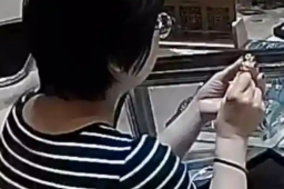   顾客拧断价值3万多金饰不买不赔 缩略图