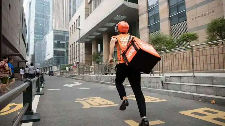 跑腿小哥怕弄脏客户地板爬着进门