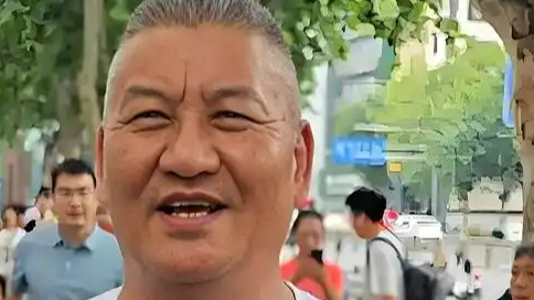 “高考钉子户”梁实面对质疑大笑