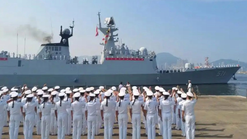  山东舰航母编队返航离开香港