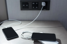   手机充电器千万不要一直插着不拔 缩略图