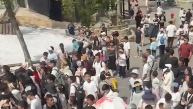 在大量人群中發(fā)現(xiàn)少量景色