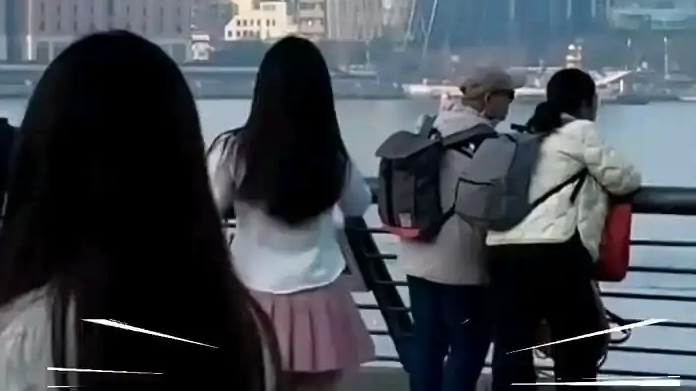 上海外滩女子占道直播跳舞引公愤