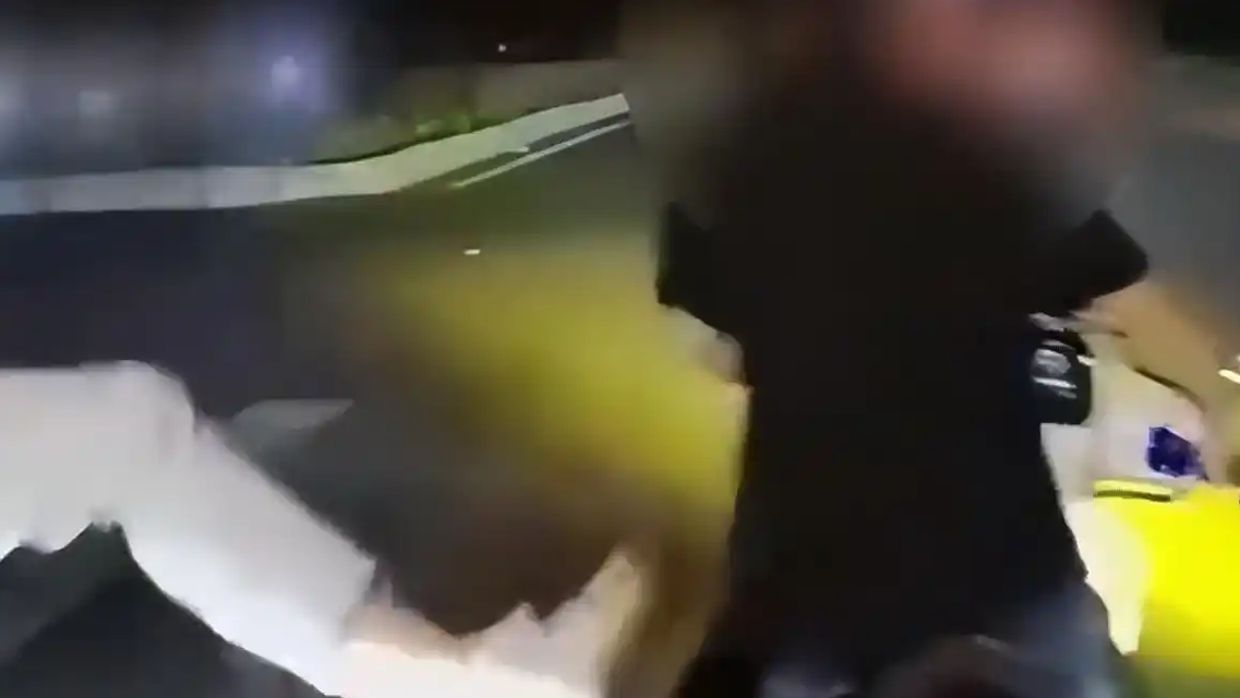 女子驾驶摩托别车遭脚踹 警方查处