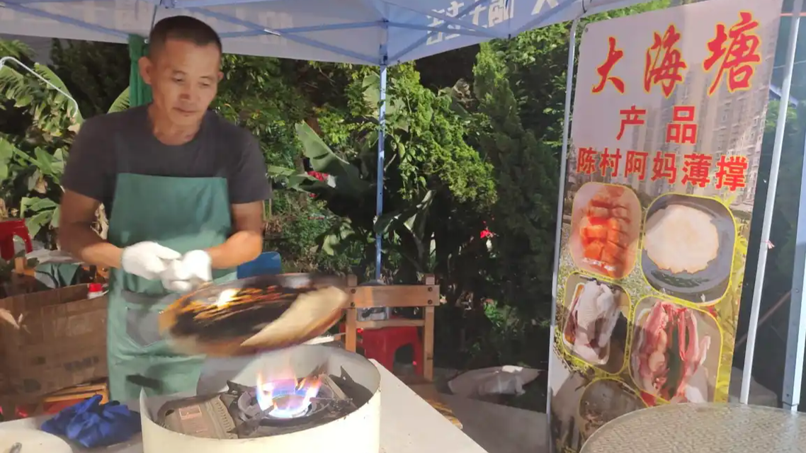  莫氏鸡煲旁边做饼老板一天卖500元