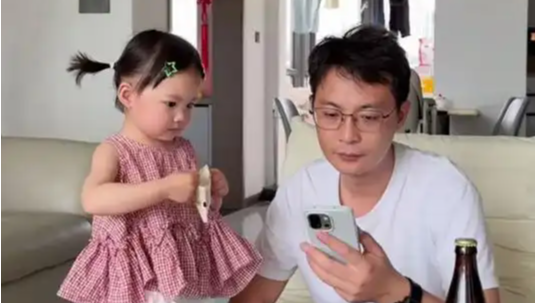  爸爸感叹祖国 女儿的反应太可爱